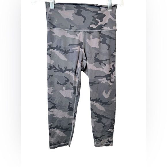 EUC ZYIA Active Women’s Camo Athletic Crop Leggings Workout - Size 4 - Picture 2 of 5